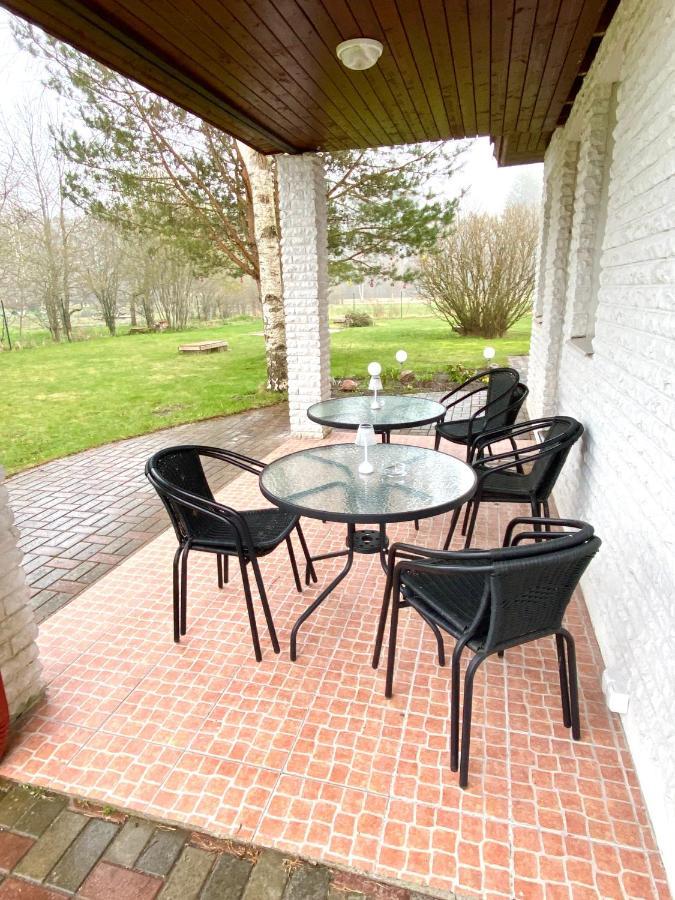 Party House Hotel Cielavas Buitenkant foto