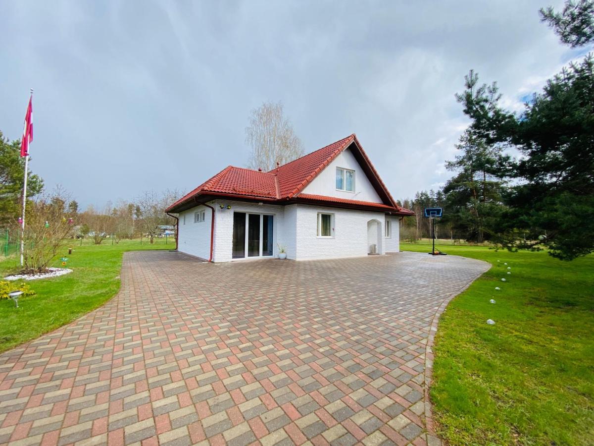 Party House Hotel Cielavas Buitenkant foto
